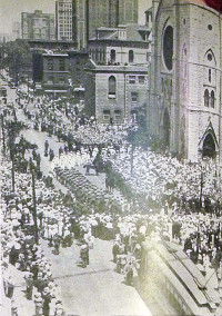 Gli atlantici in corteo verso la cattedrale di Chicago per una messa di ringraziamento e suffragio